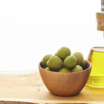 酸化しやすいオイル（オリーブオイル・サラダ油）を塗ると肌が老化する