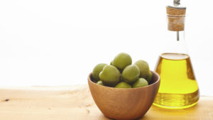 酸化しやすいオイル（オリーブオイル・サラダ油）を塗ると肌が老化する